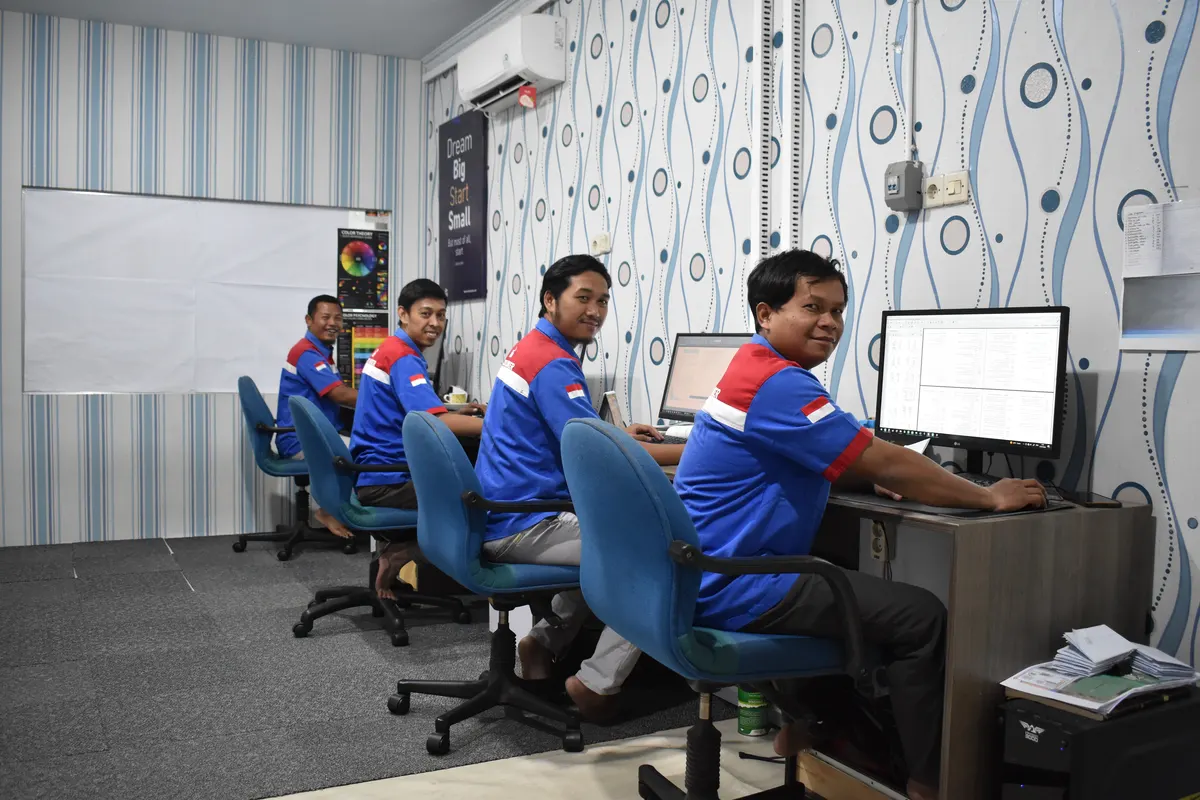 Tim desain dan pracetak Percetakan Ivorie di ruang kerja komputer
