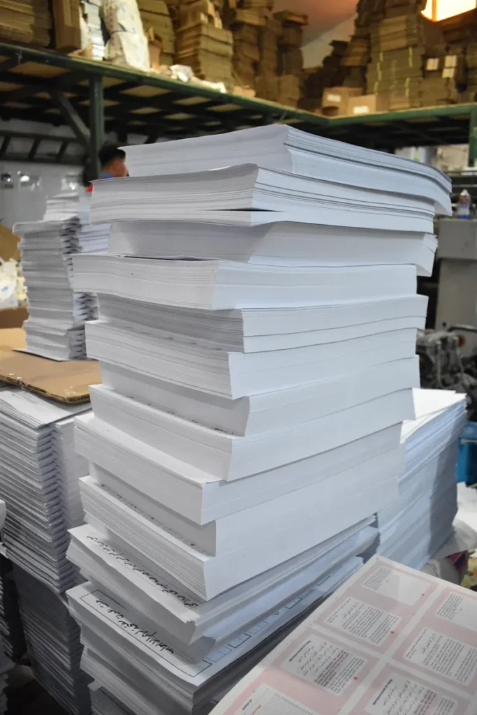 Lembaran hasil cetak offset di workshop Percetakan Ivorie