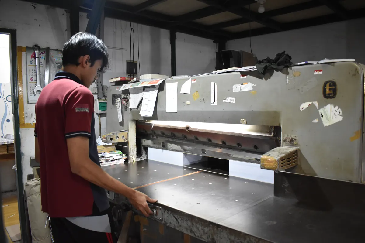 Mesin potong kertas untuk finishing kemasan