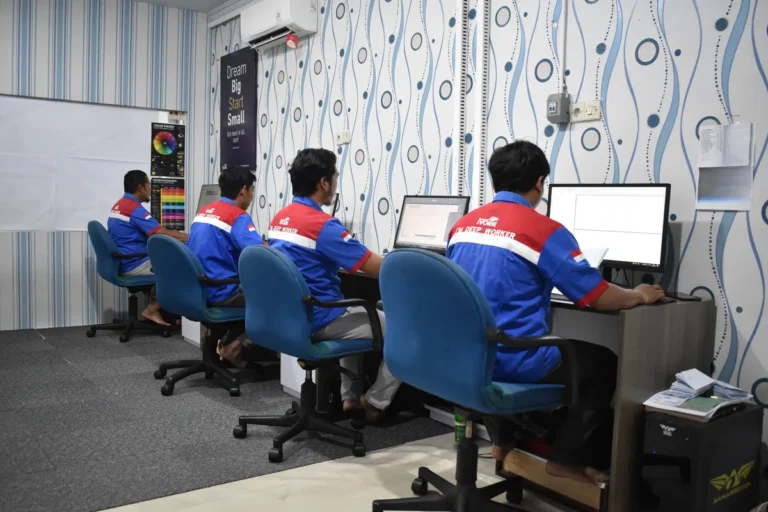 Tim pracetak Percetakan Ivorie menata layout isi buku