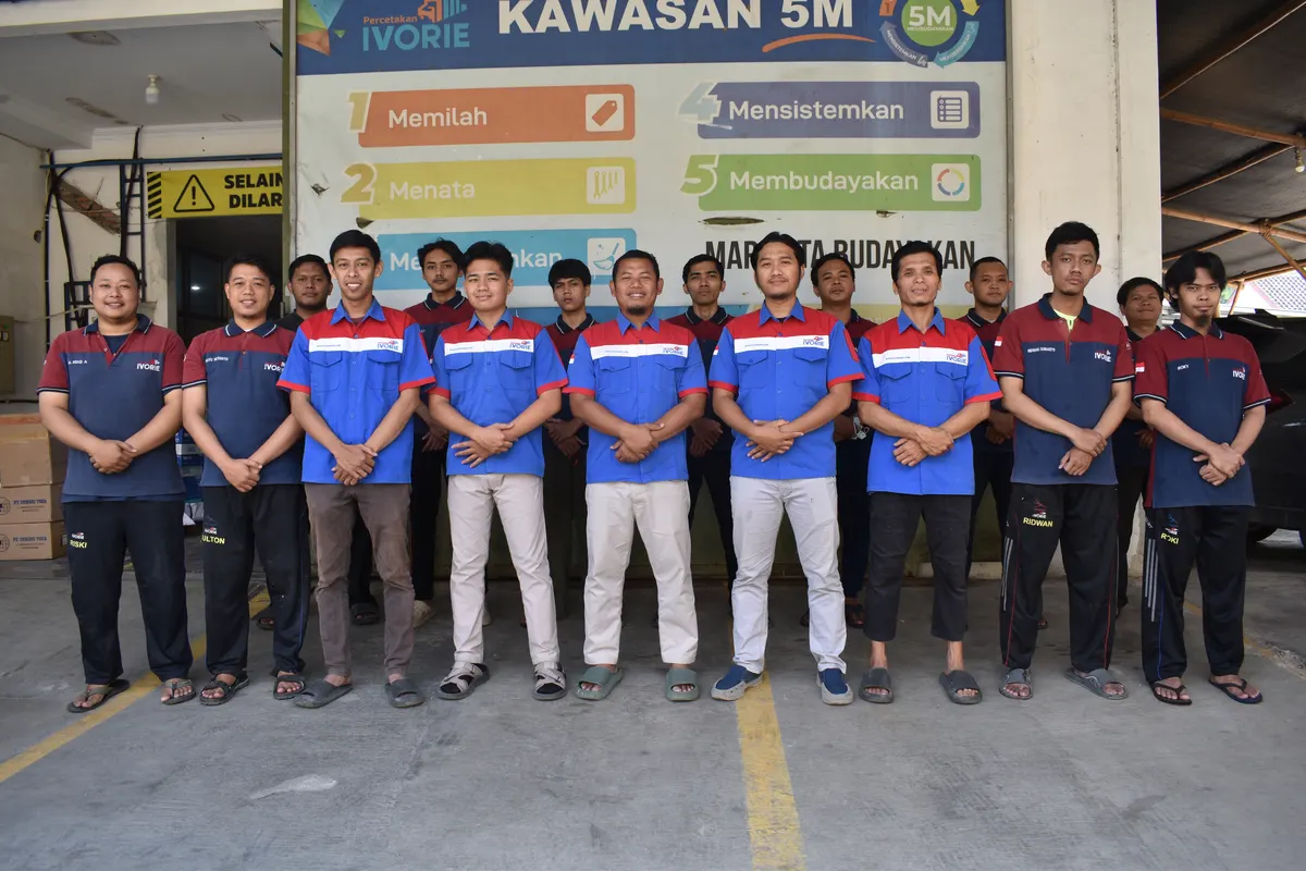 Tim Percetakan Ivorie Solo berfoto bersama di workshop Kartasura
