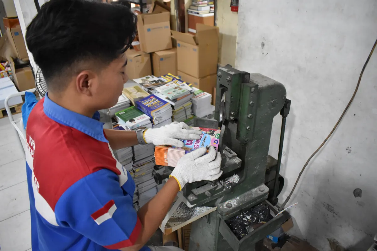 Finishing sudut bulat untuk board book anak
