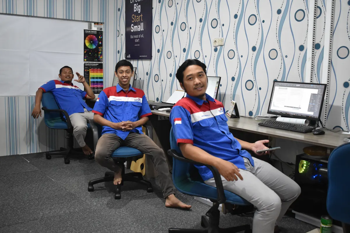 Tim desain grafis dan setting pracetak Percetakan Ivorie di ruang kerja