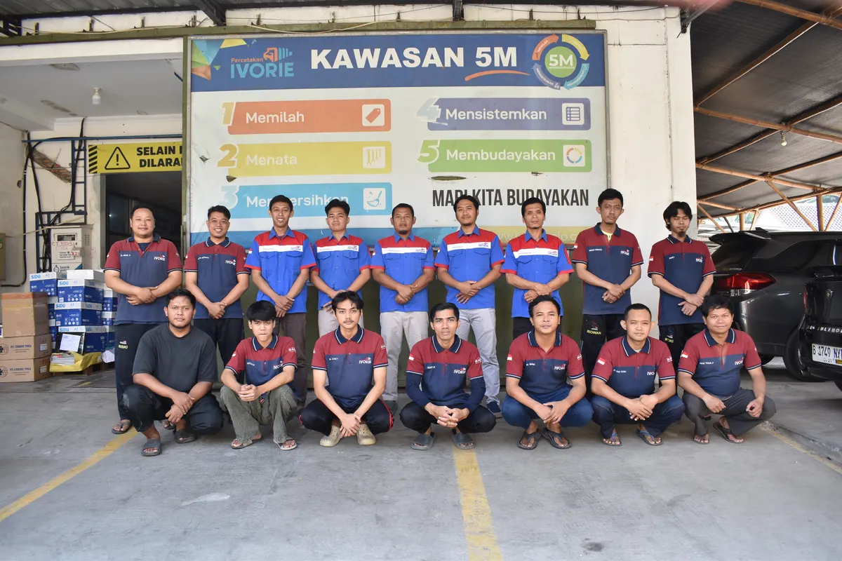Keluarga besar Percetakan Ivorie Solo berfoto bersama di depan area kerja Kawasan 5M