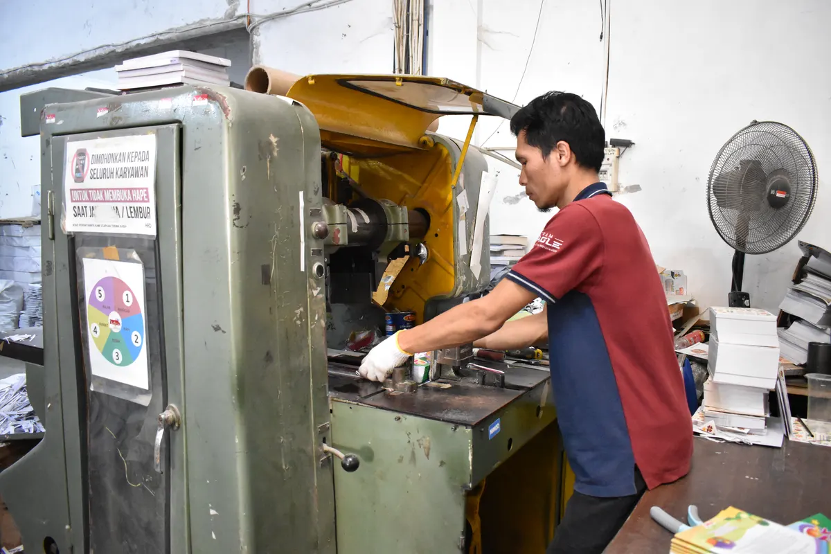 Proses jilid lem panas (perfect binding) buku
