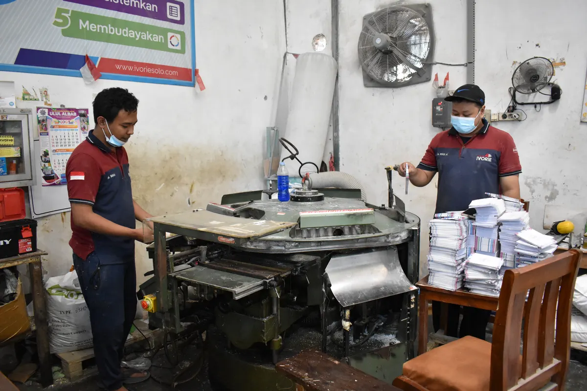 Mesin lem punggung otomatis untuk jilid majalah dan buku